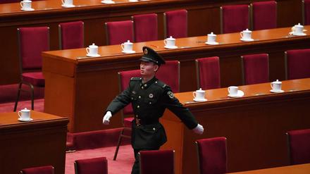 Ein chinesischer Soldat marschiert nach der Eröffnung des Volkskongresses durch den Saal.