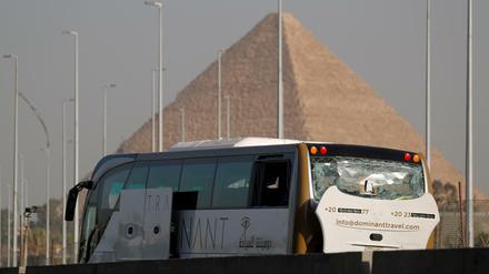 Der beschädigte Bus vor einer der Pyramiden von Gizeh.
