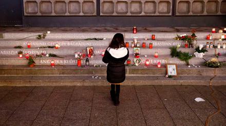 Ein Mädchen steht am Gedenkplatz für die Opfer des Attentats auf den Breitscheidplatz.