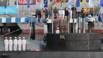 Im Hintergrund ist Präsident Hassan Rouhani zu sehen, im Vordergrund das neue U-Boot "Eroberer" des Iran.