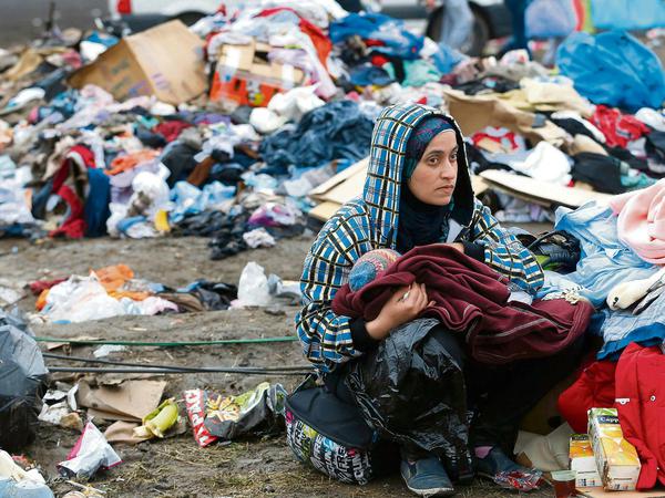 Das Flüchtlingslager Röszke in Ungarn: Eine Mutter, ein Baby, Müll.