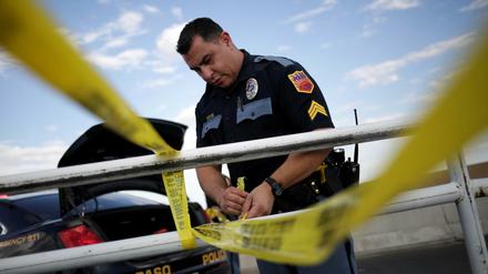 Ein Polizist sperrt das Gebiet um das Einkaufszentrum in El Paso ab.