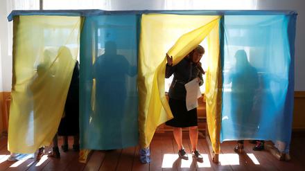 Präsidentschaftswahl in der Ukraine: Blick in ein Wahllokal im Dorf Kosmach