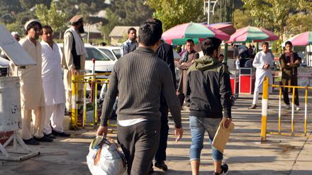 Abgelehnte Asylbewerber kommen mit einem Abschiebeflug aus Düsseldorf in Kabul (Afghanistan) an.