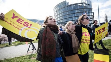 Demonstranten versammeln sich vor dem Europäischen Parlament zur Unterstützung über die Abstimmung des Urheberrechts. 