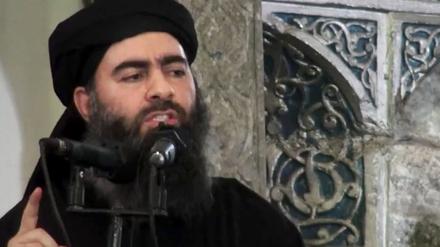 Das undatierte Foto aus einem Video zeigt Abu Bakr al Bagdadi.