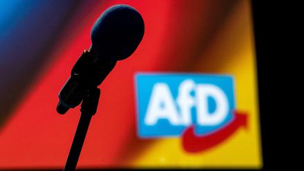 Ein Mikrofon steht am Bundesparteitag der Alternative für Deutschland vor einem AfD-Logo.