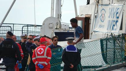 Ein Migrant geht am 3. November im italienischen Tarent von Bord des des deutschen Rettungsschiffs „Alan Kurdi“.