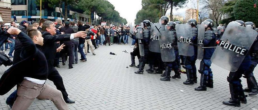 Sicherheitsabstand: Zwischen Polizeikräften und Demonstranten kommt es in Albanien zu zum Teil blutigen Auseinandersetzungen.