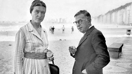 Wo steht die Frau in der Gesellschaft? Simone de Beauvoir (hier mit Jean-Paul Sartre an der Copacabana) machte diese Frage zum Kern ihrer Arbeit. 1970 schrieb sie "Das Alter", heute ein Klassiker.