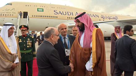 Gelandet. Der saudische Prinz ist als erster Teilnehmer des G-20-Treffens in Buenos Aires eingetroffen. Er wurde vom argentinischen Außenminister Jorge Marcelo Faurie begrüßt.