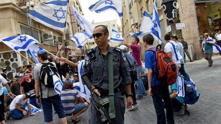 Ein Polizist vor einer pro-israelischen Demonstration in Jerusalem am Sonntag. 