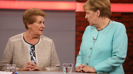 Bundeskanzlerin Angela Merkel spricht im RTL-Studio mit der Rentnerin Lioba Bichl.
