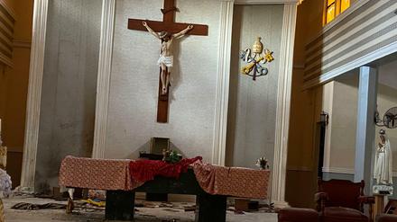 Blick auf den Altar der katholischen Kirche St. Francis nach einem Angriff, in dem Dutzende Menschen getötet worden sind.