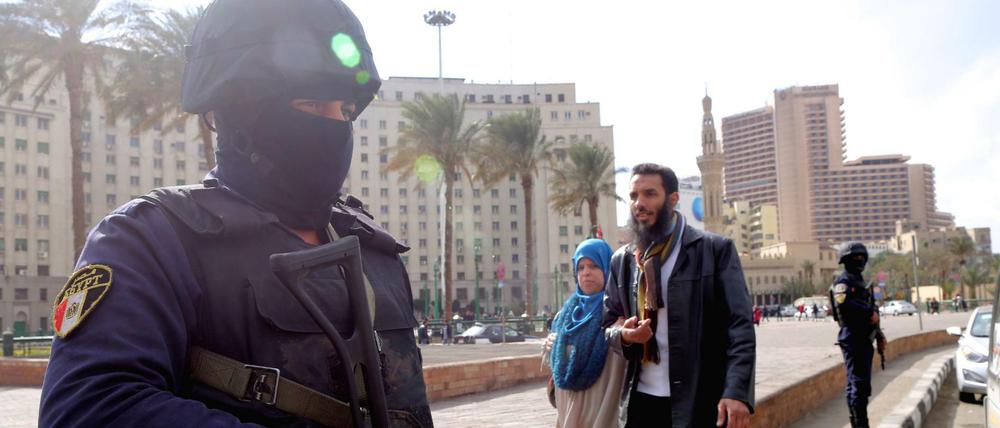 Noch ist es ruhig auf Kairos Straßen. Doch die Sicherheitskräfte stehen schon bereit.