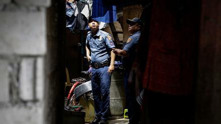 Polizisten bei einer Razzia in Manila: Mehr als 3 500 Drogendealer sollen bereits getötet worden sein.