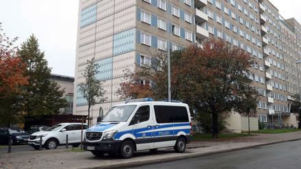 Ein Polizeiauto steht am Dienstag während eines Anti-Terror-Einsatzes vor einem Haus in Jena (Thüringen).