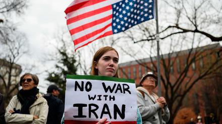 Kriegsgegner demonstrieren vor dem Weißen Haus in Washington.
