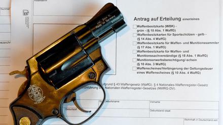 Eine „Waffenbesitzkarte“ muss beantragt werden. Bislang bekommen sie immer wieder auch Rechtsextreme.