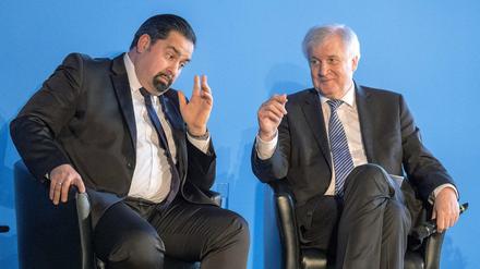Im Gespräch bei der Islamkonferenz sind Bundesinnenminister Horst Seehofer (CSU, re.) und Aiman Mazyek, Vorsitzender des Zentralrates der Muslime (ZMD).