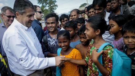 Außenminister Sigmar Gabriel (SPD) im Flüchtlingslager Kutupalong mit Rohingya-Kindern.