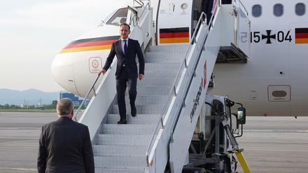 Heiko Maas verlässt die Maschine der Flugbereitschaft der Bundeswehr nach der Landung in Sofia.