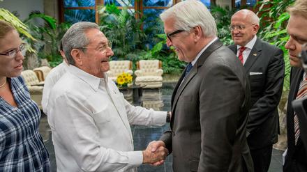 Bundesaußenminister Frank-Walter Steinmeier (SPD) wird am 16.07.2015 im Staatsratsgebäude in Havanna in Kuba von Staatspräsident Raul Castro begrüsst. Castro traf sich mit Steinmeier zu bilateralen Gesprächen. Steinmeier ist der erste Bundesdeutsche Außenminister in dem Inselstaat. 