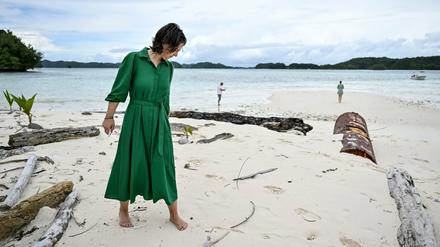 Annalena Baerbock geht bei einem Besuch der Inselrepublik Palau über die Insel Ngkesill.