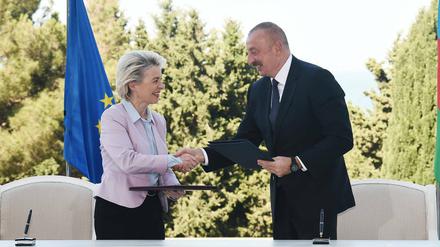 EU-Kommissionspräsidentin Ursula von der Leyen und Aserbaidschans Präsident Ilham Aliyev unterzeichneten am Montag in Baku eine Absichtserklärung, wonach über den südlichen Gaskorridor innerhalb von fünf Jahren doppelt so viel Gas im Jahr geliefert werden soll wie bisher.