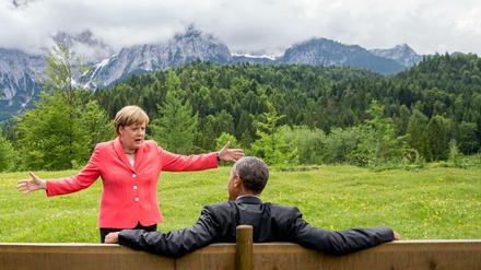 Geschichte. Bundeskanzlerin Angela Merkel spricht mit US-Präsident Barack Obama im Juni 2015 bei Schloss Elmau in Bayern. 