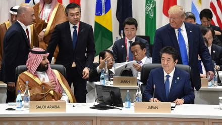 Mohammed bin Salman bin Abdelasis al-Saud (l) und Shinzo Abe (r), Premierminister von Japan beim G20-Gipfel (Archiv). 