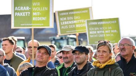 Thüringer Landwirte beteiligen sich an der bundesweiten Protestaktion "Land schafft Verbindung" gegen ein geplantes Agrarpaket der Bundesregierung. 