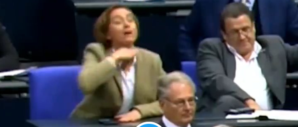 Geste von Beatrix von Storch während der Bundestagsdebatte 