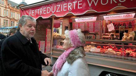 Der rheinland-pfaelzische Ministerpraesident Kurt Beck (SPD, l.) während seiner Wahlkampftour in Rheinland-Pfalz auf einem Markt in Mainz.