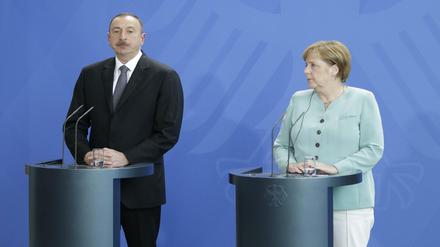Mit Skepsis: Bundeskanzlerin Angela Merkel empfing Aserbaidschans Staatspräsident Ilham Alijew in Berlin.  