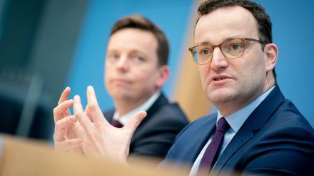 Wollen ausländische Pflegekräfte schneller in den Job bringen. Gesundheitsminister Jens Spahn und der saarländische Ministerpräsident Tobias Hans (beide CDU).