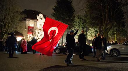 Anhänger des türkischen Außenminister Cavusoglu vor der Residenz des türkischen Generalkonsuls in Hamburg.