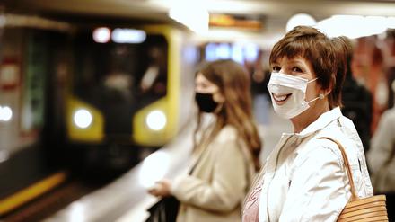 In der U-Bahn lernen wir, uns gegenseitig sozial zu lesen: Fahrgäste mit Mund-Nasenschutz stehen am Morgen an der U-Bahnhaltestelle Alexanderplatz in Berlin.