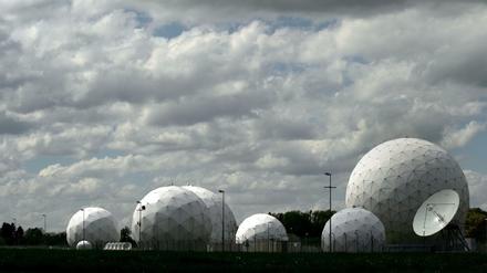 Wer weiß was von wem? Radarkuppeln auf dem Gelände der Abhörstation des Bundesnachrichtendienstes (BND) in Bad Aibling (Bayern). 