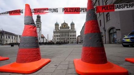 In Augsburg musste das Rathaus nach einer Bombendrohung evakuiert werden. 