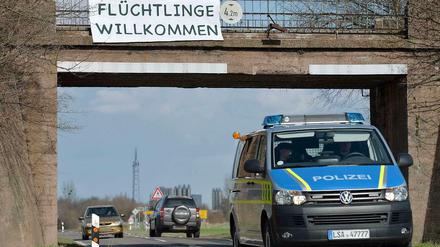 Zum Trotz. Nach dem Anschlag in Tröglitz haben Aktivisten ein Willkommensschild für Flüchtlinge aufgehängt.