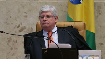 Brasiliens Generalstaatsanwalt Rodrigo Janot hat Strafermittlungen wegen Korruptionsverdacht gegen 83 Abgeordnete und Minister beantragt.