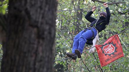 Ein Umweltaktivist klettert zwischen zwei Bäumen. Die Räumung der Baumhäuser von Umweltaktivisten im Hambacher Forst geht weiter.