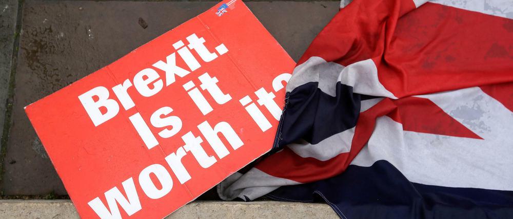 Ein Anti-Brexit-Plakat liegt auf dem Boden vor dem Parlament.