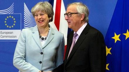 Die britische Premierministerin Theresa May und EU-Kommissionspräsident Jean-Claude Juncker am Freitag in Brüssel.