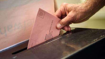 Erster Tag der Briefwahl in einem Wahllokal im Stadtteil Charlottenburg-Wilmersdorf.