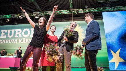 Begeisterung im Saal. Grünen-Chefin Annalena Baerbock springt auf der Bühne hoch, als die Delegierten des Grünen-Parteitags die Spitzenkandidaten Ska Keller und Sven Giegold feiern.