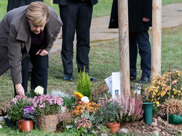 Bundeskanzlerin Angela Merkel (CDU) legt am 4. November am Gedenkort für die NSU-Opfer eine Rose nieder. Zuvor war der für das erste NSU-Opfer, Enver Simsek, gepflanzte Baum geschändet worden. 