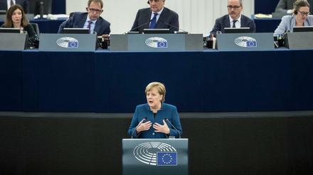 Bundeskanzlerin Angela Merkel hat sich bei ihrer Rede vor dem Europäischen Parlament für die Entwicklung einer europäischen Armee ausgesprochen.