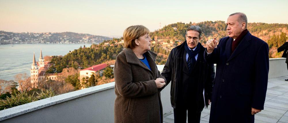 Bundeskanzlerin Merkel und der türkische Präsident Erdogan unterhalten sich nach der Pressekonferenz in Istanbul.